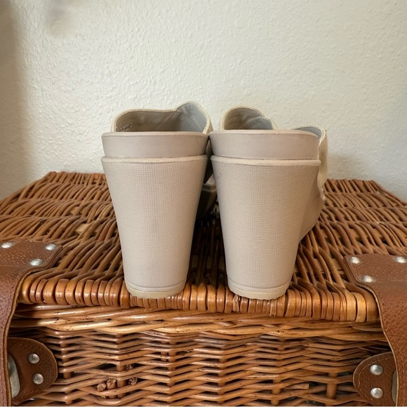 Crocs Leigh II Wedge Sandals Women’s Size 9 Beige Comfort Beach Summer Shoes - Picture 5 of 8